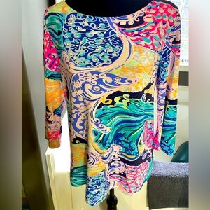 Lilly Pulitzer top. Sz Lg 3/4 length sleeves keyhole button in back. EUC